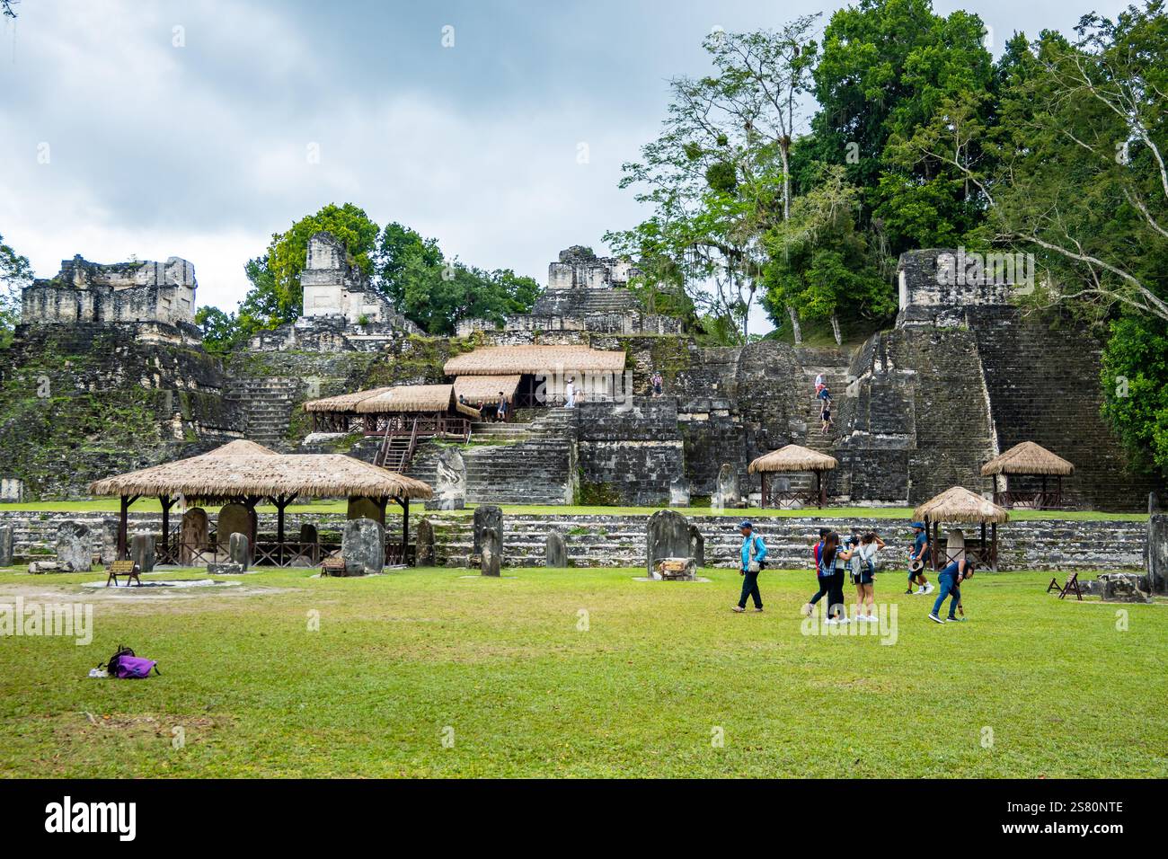 L'Acropole du Nord. Parc national de Tikal, Guatemala, Amérique centrale. Banque D'Images