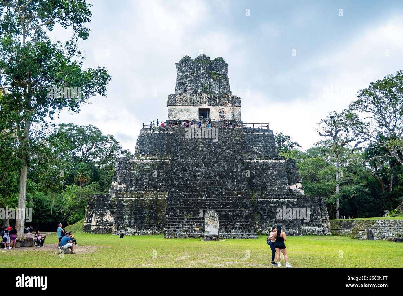 Visiteurs autour de Templo II, l'un des nombreux temples mayas du parc national de Tikal, Guatemala, Amérique centrale. Banque D'Images