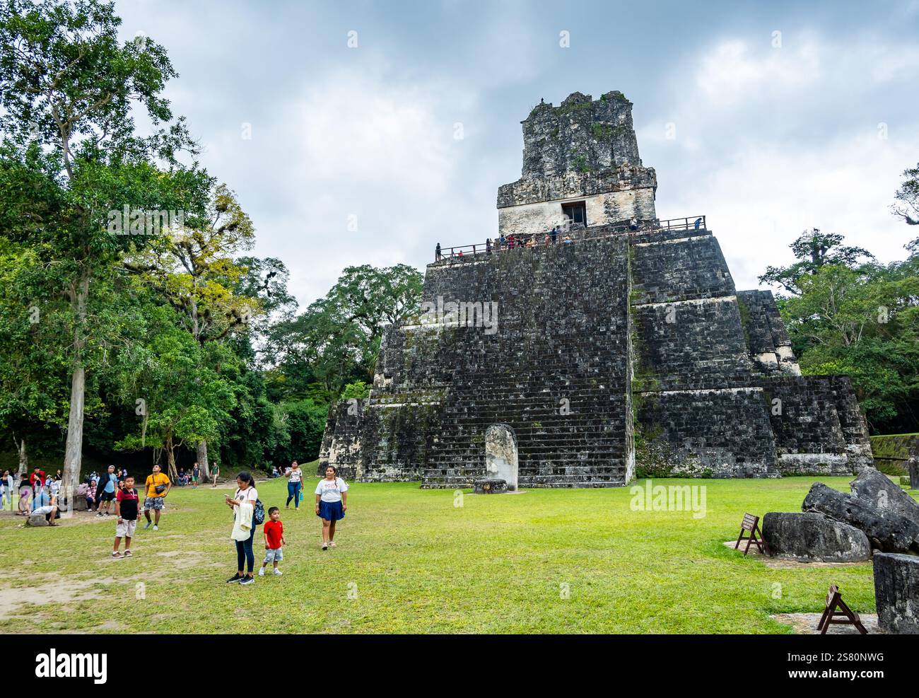 Visiteurs autour de Templo II, l'un des nombreux temples mayas du parc national de Tikal, Guatemala, Amérique centrale. Banque D'Images