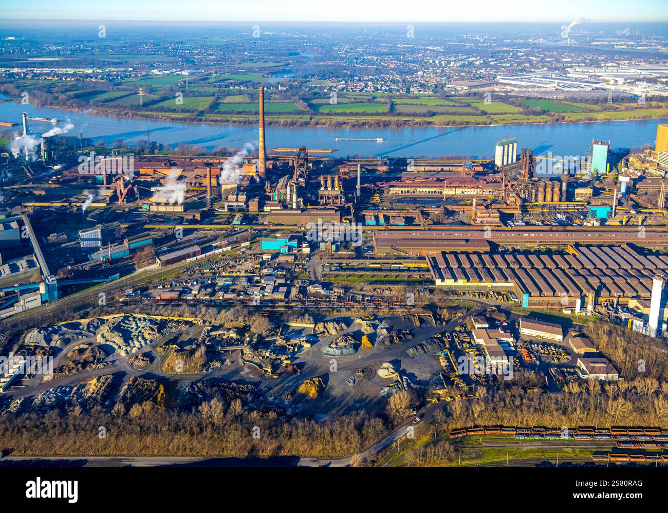 Vue aérienne, Hüttenwerke Krupp Mannesmann HKM sur le Rhin, vue sur le Rheinaue Rheinhausen Friemersheim, Hüttenheim, Duisburg, Ruhr région, Nort Banque D'Images
