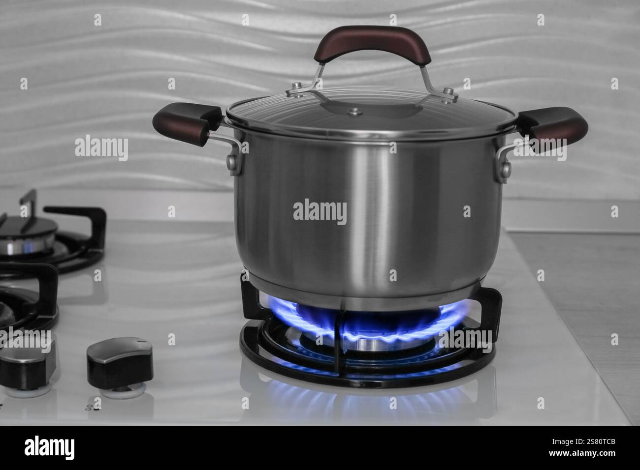 Une cuisinière à gaz moderne dans la cuisine Banque D'Images