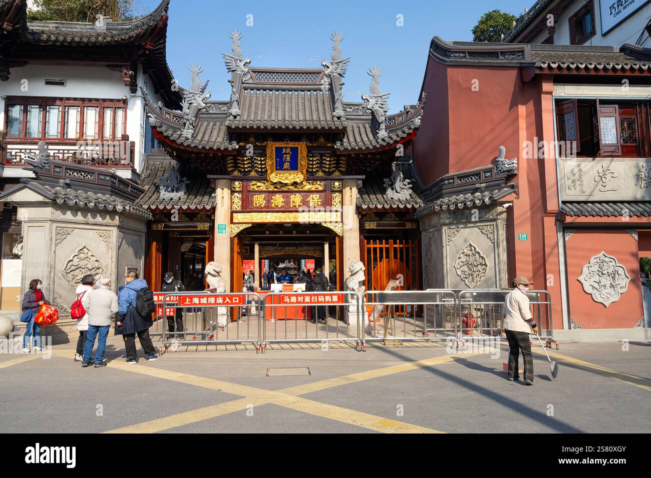 Shanghai, Chine. 8 janvier 2025. Vue sur les bâtiments du quartier historique de Yuyuan dans le centre-ville Banque D'Images