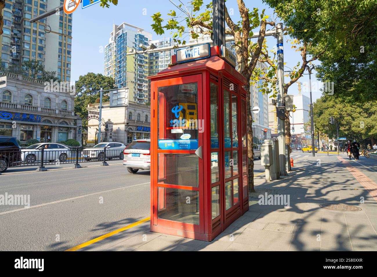 Shanghai, Chine. 8 janvier 2025. une cabine téléphonique sur un trottoir du centre-ville Banque D'Images