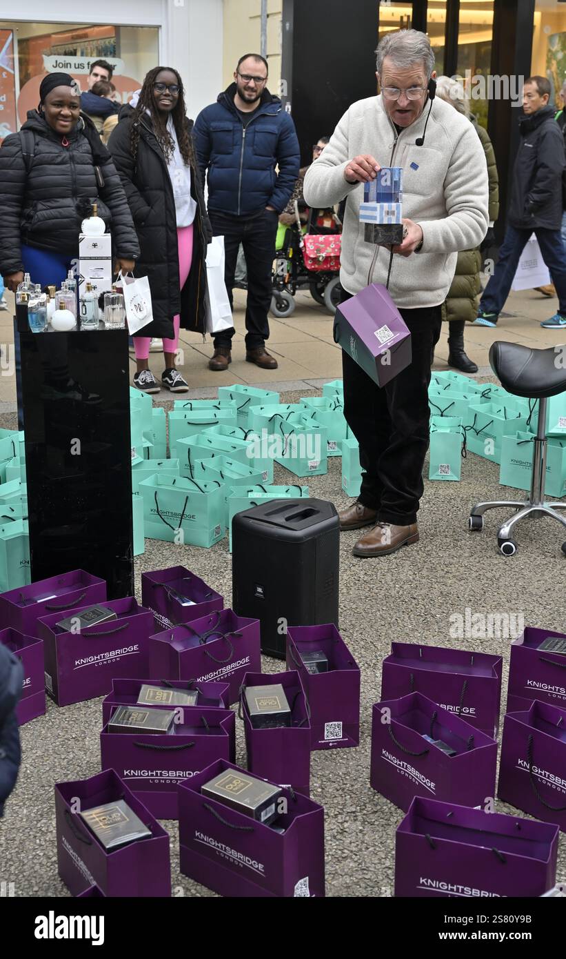 Marchand de rue très traditionnel dans la zone piétonne du centre commercial vendant des sacs avec une sélection de produits parfumés dans des sacs Banque D'Images