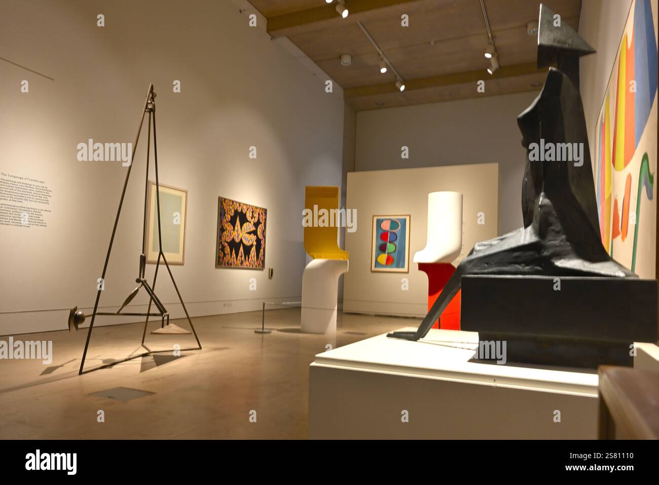 À l’intérieur de « The Wilson Cheltenham Art Gallery & Museum » avec exposition « Into abstraction », Cheltenham, Royaume-Uni Banque D'Images