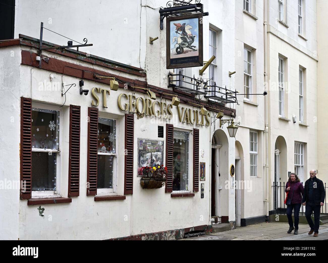 Devant le pub historique St Georges Vaults dans le centre de Cheltenham, Royaume-Uni Banque D'Images
