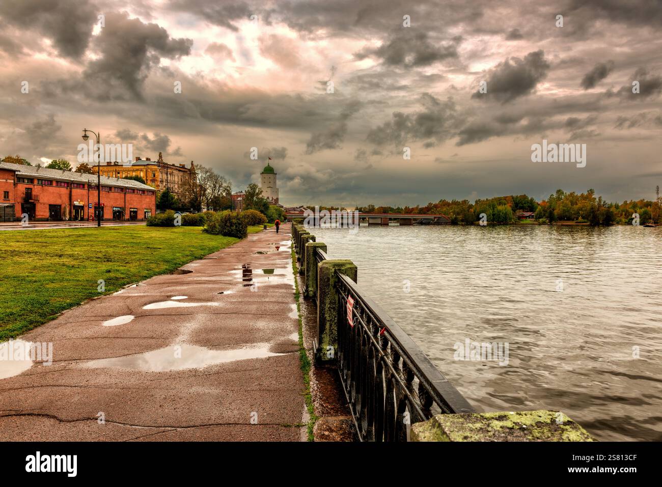 La route piétonne longeant le remblai nommé d'après le 30e corps de gardes et la baie de la Salakka-Lahti à Vyborg Banque D'Images