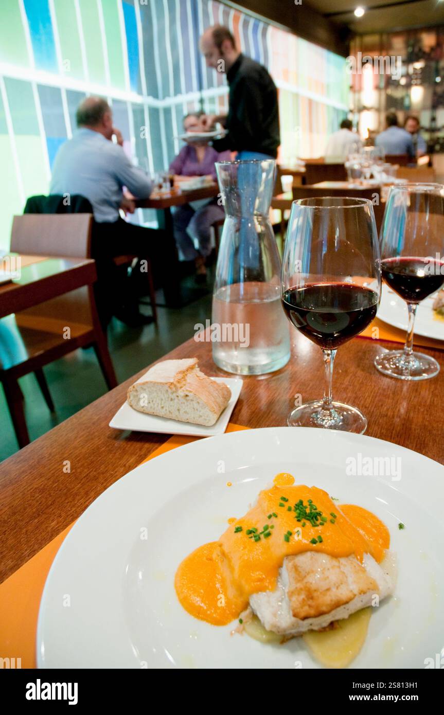 Morue à la sauce aux poivrons rouges. Madrid, Espagne. Banque D'Images