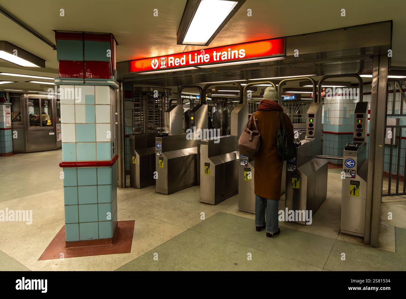 13 janvier 2025 - Chicago, Illinois, États-Unis - tourniquets pour la ligne rouge sur les trains CTA Loop de Chicago à la station historique 'Lake'. Banque D'Images
