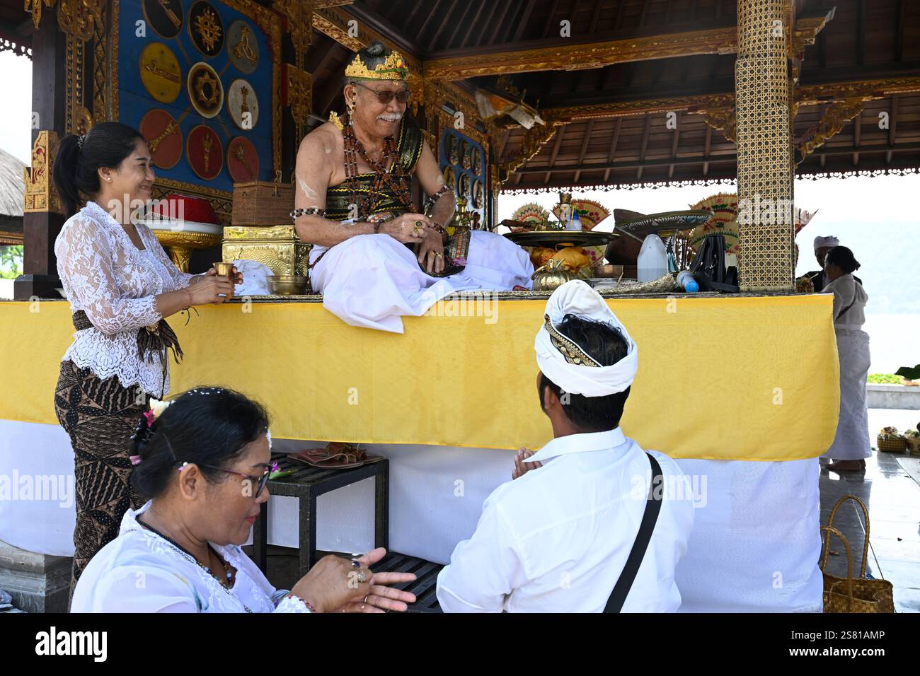 Cérémonie au temple près du lac Batur, Pura Ulun Danu Batur, Kintamani, Bali, Indonésie, Asie. Banque D'Images