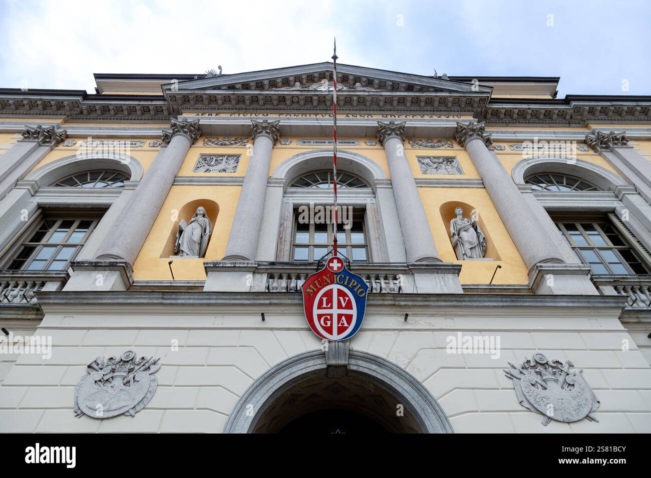 Lugano, Suisse - 22 décembre 2024 : façade néoclassique de l'hôtel de ville de Lugano avec statues et emblème de la ville Banque D'Images