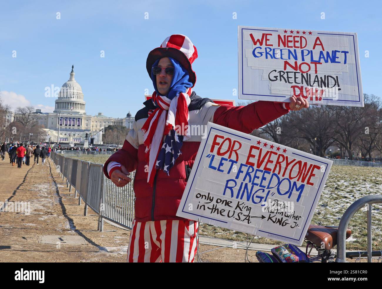 Washington, États-Unis. 20 janvier 2025. Un homme fait connaître son point de vue sur le National Mall alors que Donald Trump est assermenté en tant que 47e président des États-Unis au Capitole des États-Unis le lundi 20 janvier 2025. Les événements d’inauguration en plein air ont été annulés à la demande de Trump avec des températures oscillant autour de 25 degrés Fahrenheit. Photo de Jemal Countess/UPI crédit : UPI/Alamy Live News Banque D'Images Washington, États-Unis. 20 janvier 2025. Un homme fait connaître son point de vue sur le National Mall alors que Donald Trump est assermenté en tant que 47e président des États-Unis au Capitole des États-Unis le lundi 20 janvier 2025. Les événements d’inauguration en plein air ont été annulés à la demande de Trump avec des températures oscillant autour de 25 degrés Fahrenheit. Photo de Jemal Countess/UPI crédit : UPI/Alamy Live News Banque D'Images