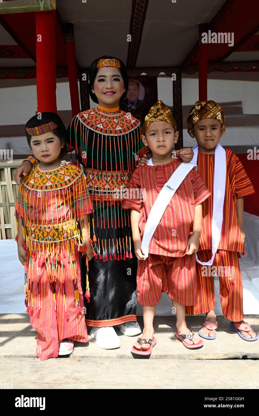 Famille à la fête funéraire, Tana Toraja, Sulawesi, Indonésie. Banque D'Images