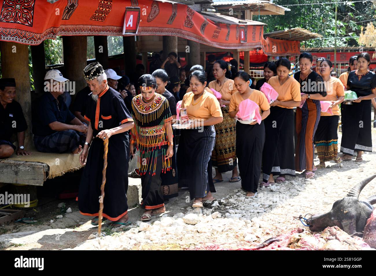 Famille à la fête funéraire, Tana Toraja, Sulawesi, Indonésie. Banque D'Images
