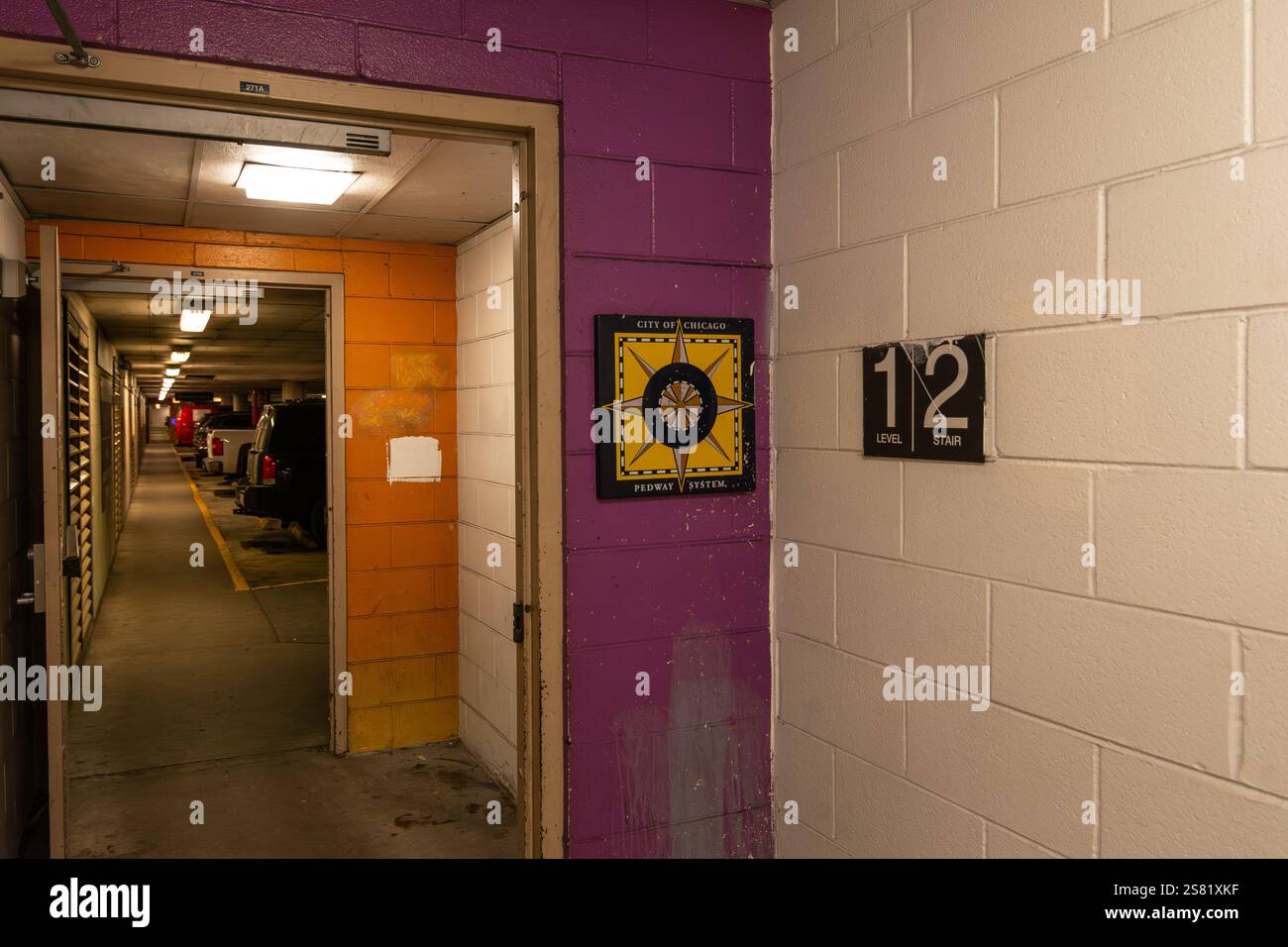 Chicago, Illinois, États-Unis - 13 janvier 2025 : le système souterrain Pedway de Chicago avec des marqueurs d'itinéraire à l'intérieur d'une structure de stationnement. Banque D'Images
