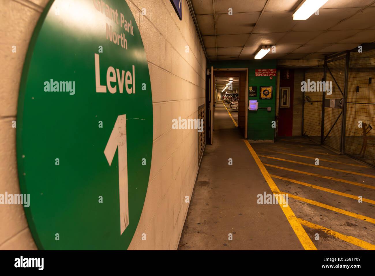 Chicago, Illinois, États-Unis - 13 janvier 2025 : le système souterrain Pedway de Chicago avec des marqueurs d'itinéraire à l'intérieur d'une structure de stationnement. Banque D'Images
