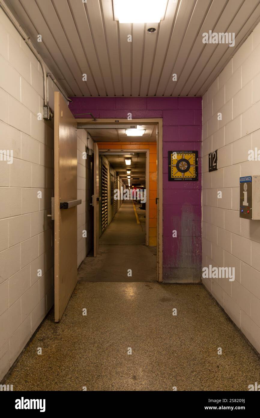 Chicago, Illinois, États-Unis - 13 janvier 2025 : le système souterrain Pedway de Chicago avec des marqueurs d'itinéraire à l'intérieur d'une structure de stationnement. Banque D'Images