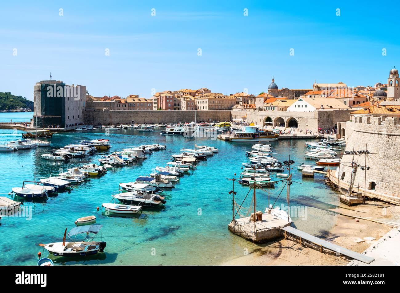 Port de Dubrovnik avec des bateaux à la vieille ville, Croatie Banque D'Images