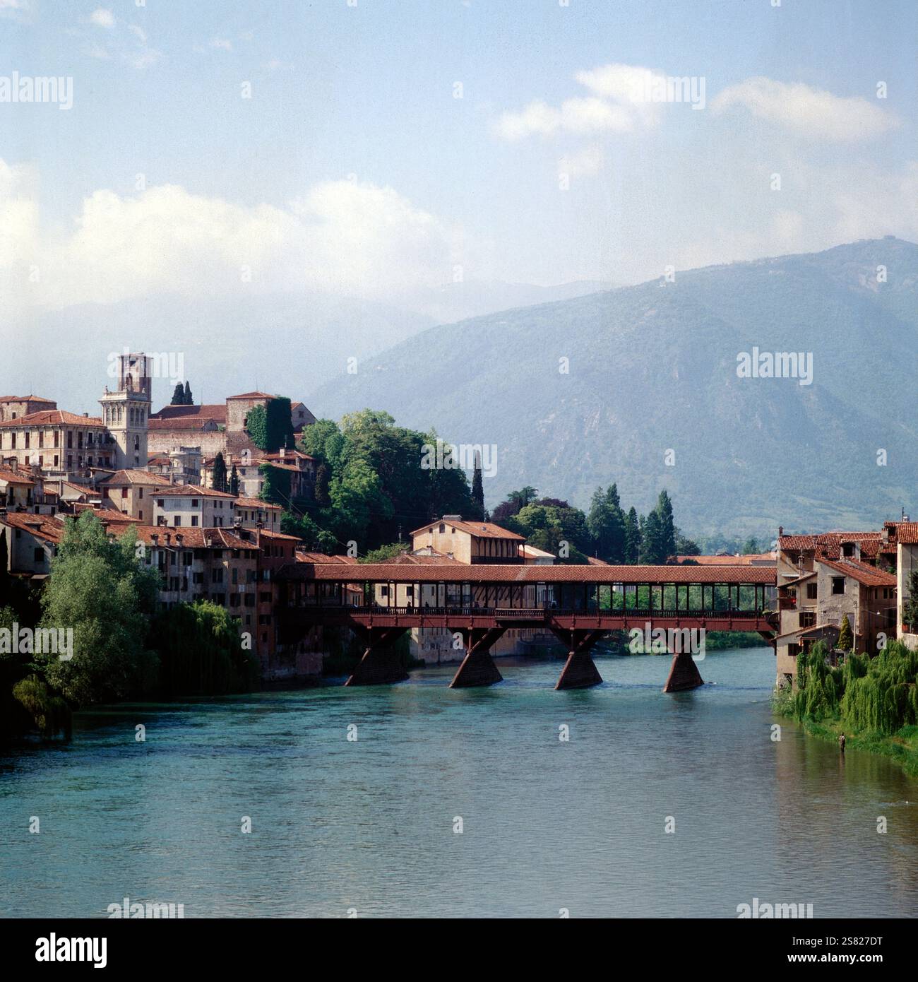 Panoramablick auf die Ponte degli Alpini. Auch als Ponte Vecchio bekannt. Eine historische überdachte Holzbrücke über den Fluss Brenta in Bassano del Grappa, Italien um 1976. Banque D'Images