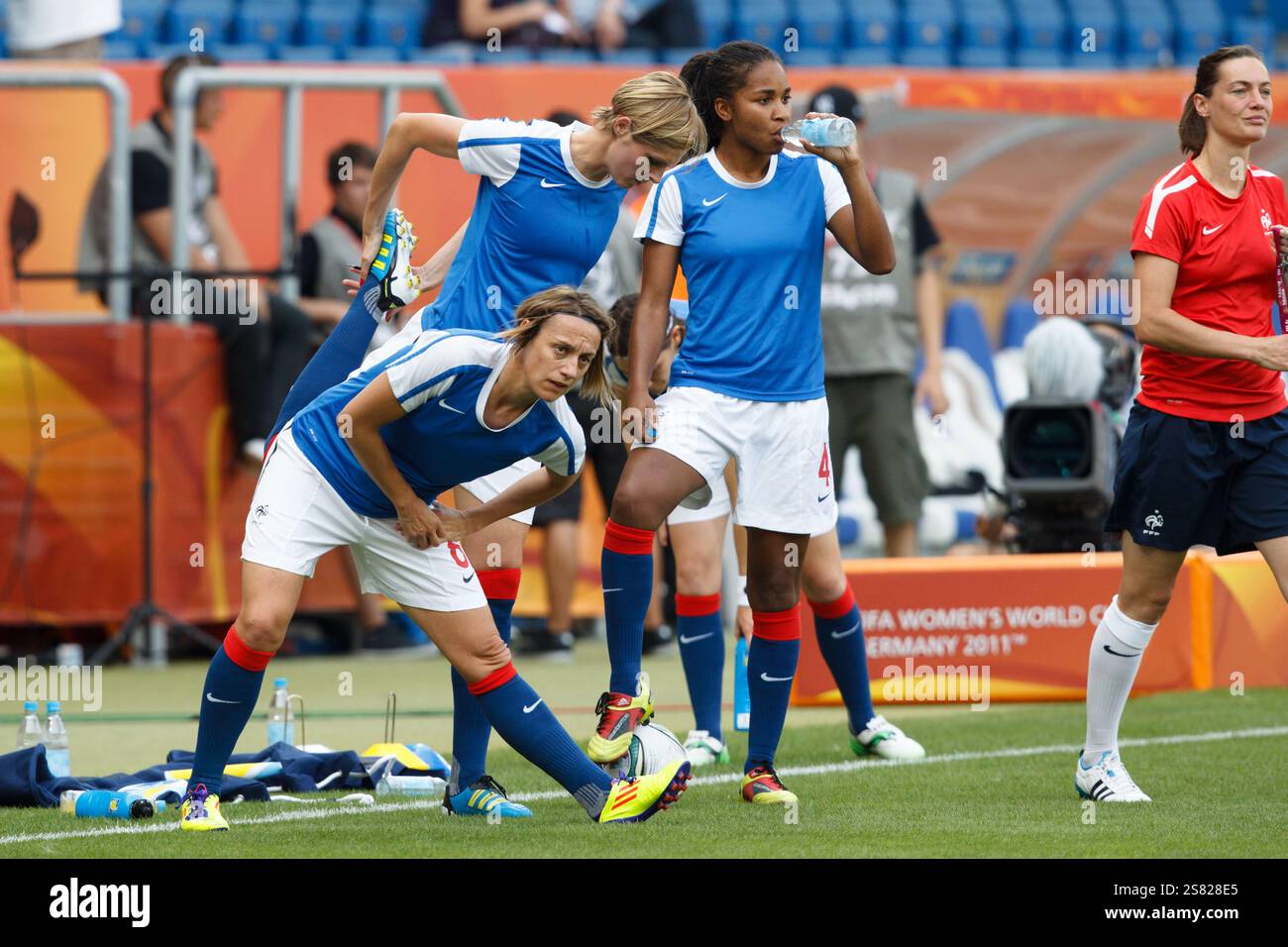 SINSHEIM, ALLEMAGNE - 16 JUILLET : les joueuses de l'équipe de France s'échauffent avant le match de la troisième place de la Coupe du monde féminine de la FIFA contre la Suède au Rhein Neckar Arena le 16 juillet 2011 à Sinsheim, en Allemagne. Usage éditorial exclusif. Usage commercial interdit.. (Photographie de Jonathan Paul Larsen / Diadem images) Banque D'Images