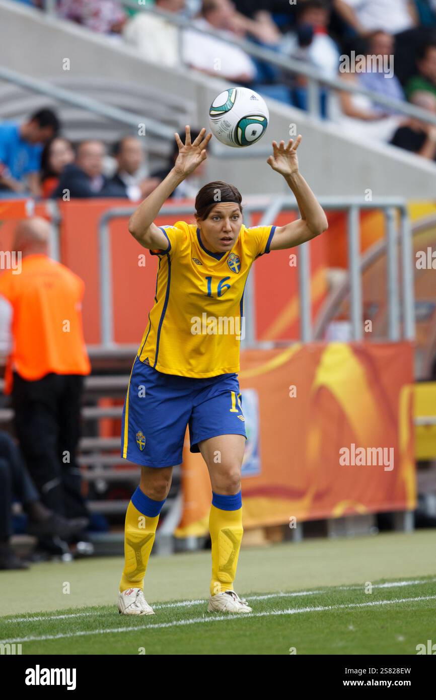 La suédoise Linda Forsberg lance le ballon lors du match de la troisième place de la Coupe du monde féminine de la FIFA contre la France au Rhein Neckar Arena le 16 juillet 2011 à Sinsheim, en Allemagne. Usage éditorial exclusif. Usage commercial interdit.. (Photographie de Jonathan Paul Larsen / Diadem images) Banque D'Images