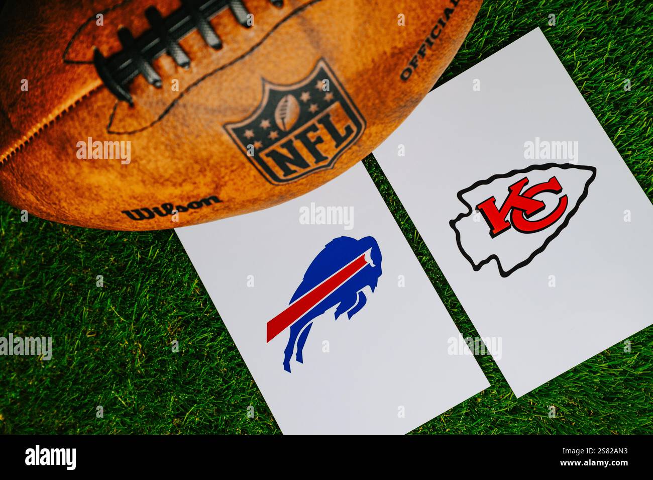 KANSAS, USA, 19 JANVIER 2025 : Buffalo Bills v. Kansas City Chiefs. Match de championnat de l'AFC en NFL 2025. Jeu éliminatoire. Ballon de football américain sur vert Banque D'Images