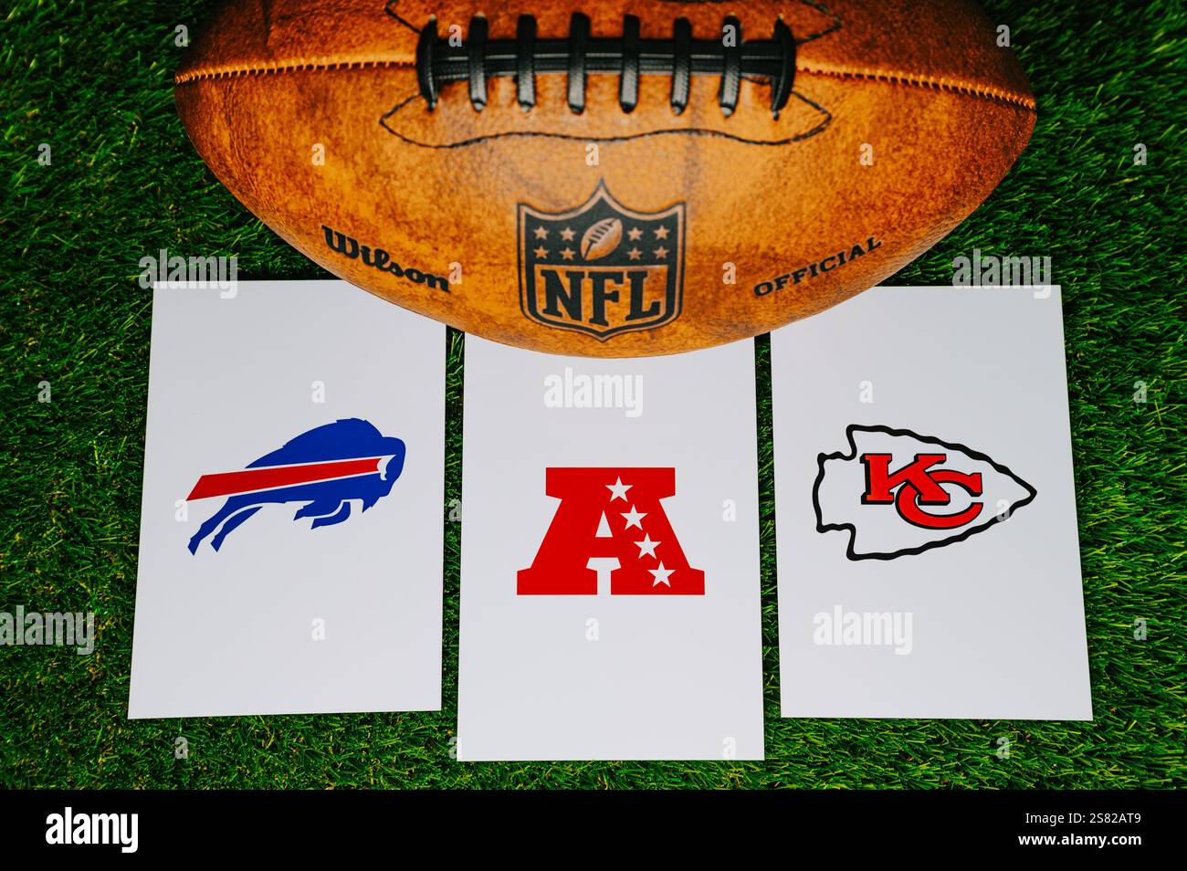 KANSAS, USA, 19 JANVIER 2025 : Buffalo Bills v. Kansas City Chiefs. Match de championnat de l'AFC en NFL 2025. Jeu éliminatoire. Ballon de football américain sur vert Banque D'Images