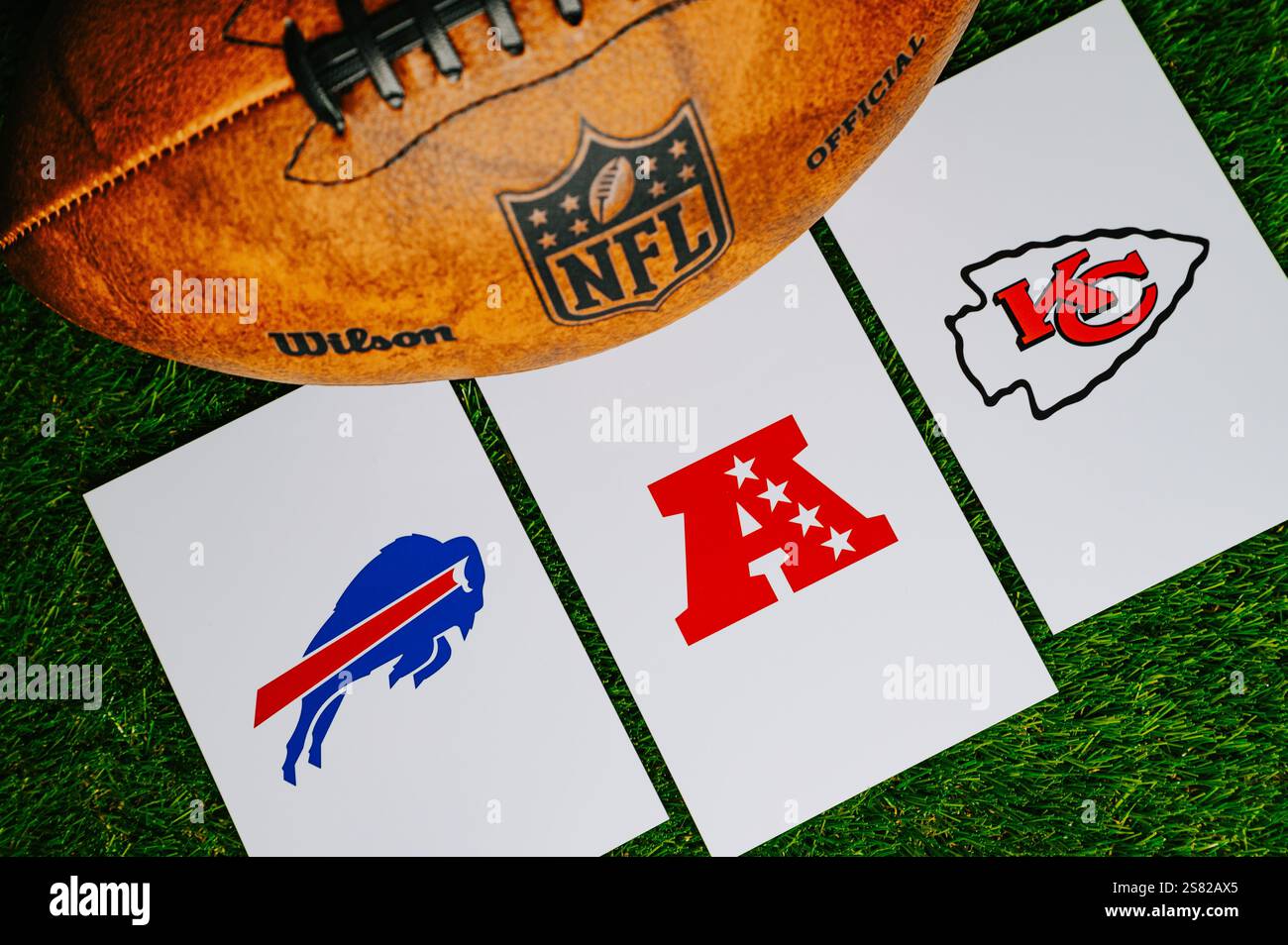 KANSAS, USA, 19 JANVIER 2025 : Buffalo Bills v. Kansas City Chiefs. Match de championnat de l'AFC en NFL 2025. Jeu éliminatoire. Ballon de football américain sur vert Banque D'Images