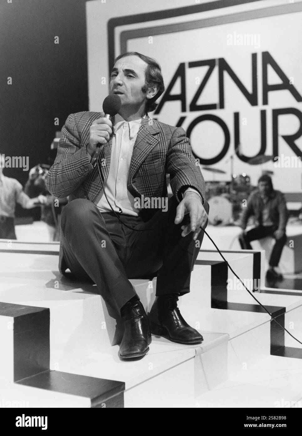 Chansonnier Charles Aznavour BEI einem Auftritt im deutschen Fernsehen, Deutschland Mitte 1970er Jahre. Banque D'Images