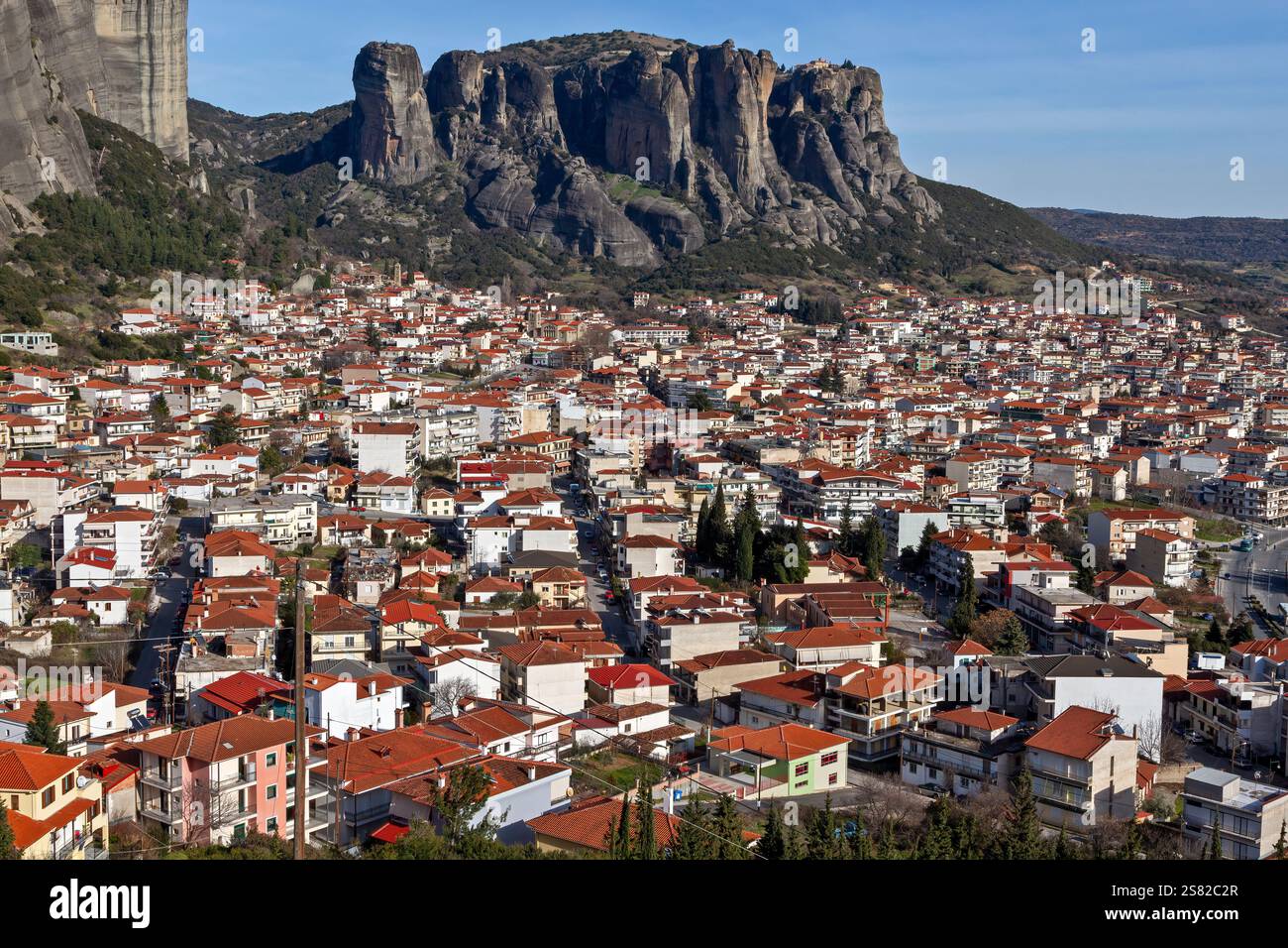 Kalambaka ville dans l'ombre des rochers des Météores, à Trikala, Grèce. Est la «base» pour les voyageurs qui visitent les monastères des Météores. Banque D'Images