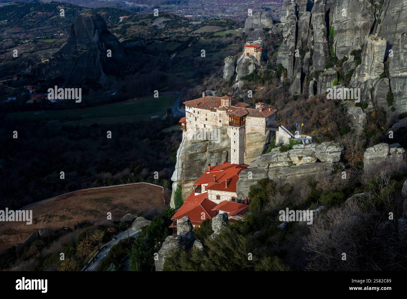 Monastère orthodoxe chrétien de Roussanou (ou 'Agias Varvaras') niché en hauteur sur un énorme rocher. Il fait partie de la célèbre communauté monastique des Météores. Banque D'Images