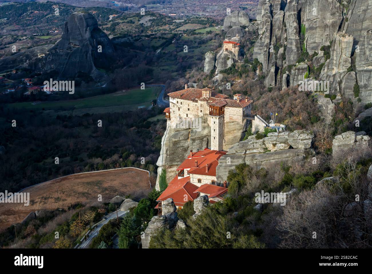 Monastère orthodoxe chrétien de Roussanou (ou 'Agias Varvaras') niché en hauteur sur un énorme rocher. Il fait partie de la célèbre communauté monastique des Météores. Banque D'Images