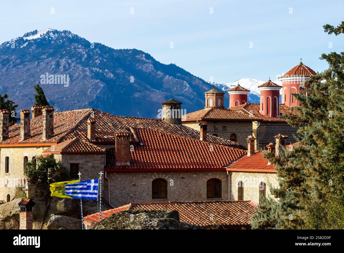 Le monastère Aghia Triada ('Sainte Trinité'), dans le complexe monastique des Météores. Trikala, Grèce. Météores est un site du patrimoine mondial de l'UNESCO depuis 1988. Banque D'Images