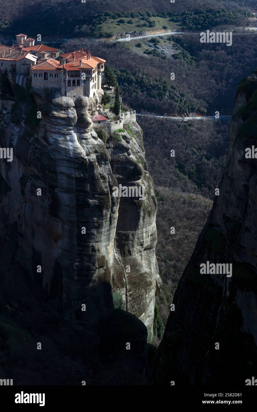 Vue sur le monastère de Varlaam dans les Météores, en Grèce, perché au sommet d'imposantes falaises de grès. C'est un site du patrimoine mondial de l'UNESCO. Banque D'Images