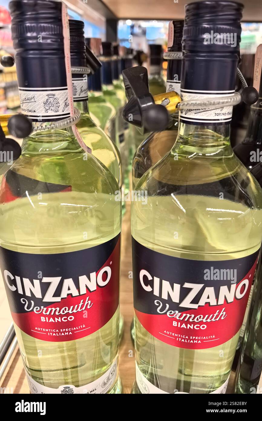 Bobruisk, Biélorussie - 14 janvier 2025 : les étagères bordées de bouteilles de vermouth artisanal présentent une sélection de saveurs et de marques uniques. Banque D'Images