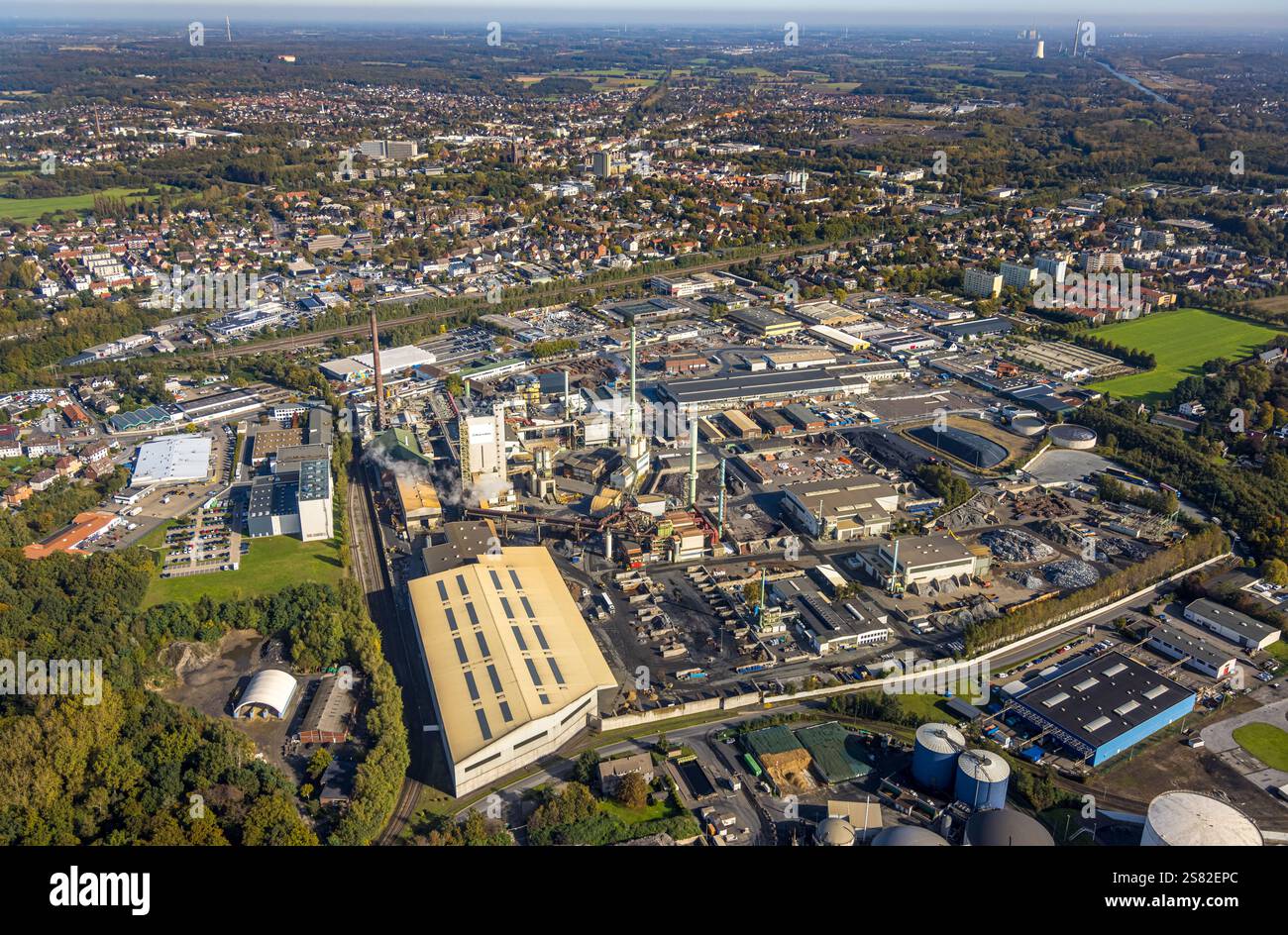 Vue aérienne, fonderie de cuivre Aurubis AG et recycleur de cuivre, vue du centre-ville, Gahmen, Lünen, région de la Ruhr, Rhénanie du Nord-Westphalie, Allemagne Banque D'Images