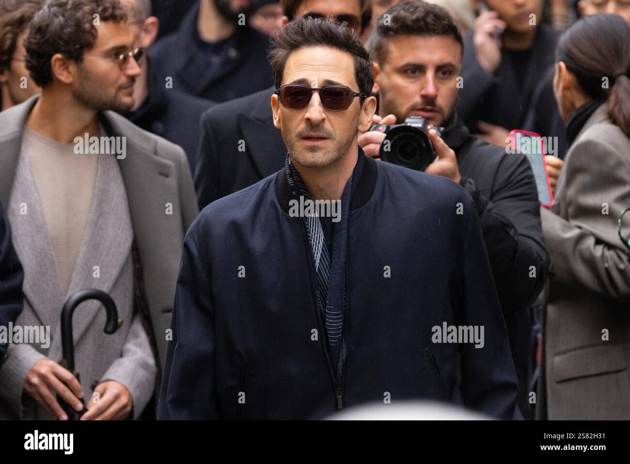 Milan, Italie. 20 janvier 2025. Adrien Brody arrive au défilé Giorgio Armani pendant la Fashion week automne/hiver 2025 - 2026 de Milan Menswear le 20 janvier 2025 à Milan, Italie. © photo : Cinzia Camela. (Photo de Cinzia Camela/LiveMedia/Sipa USA) crédit : Sipa US/Alamy Live News Banque D'Images