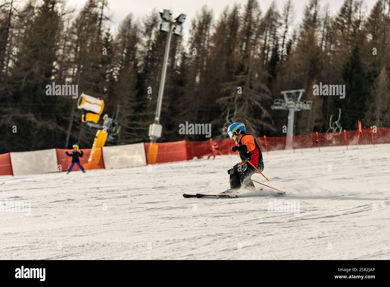 Groupe de personnes skiant dans les montagnes par une journée ensoleillée d'hiver. Cours de ski avec instructeurs locaux. Les enfants apprennent à skier avec un moniteur. Enfants Banque D'Images