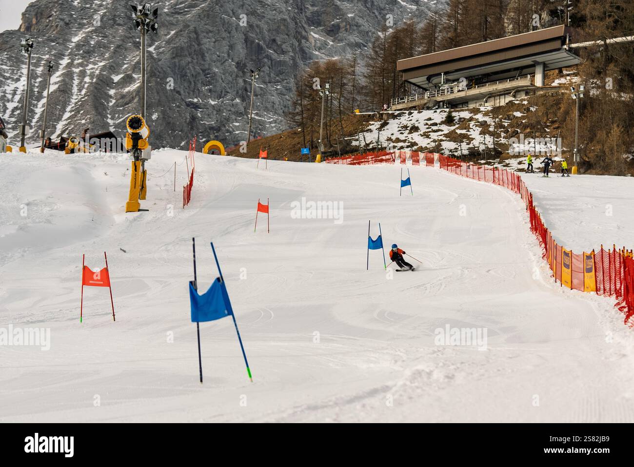 Groupe de personnes skiant dans les montagnes par une journée ensoleillée d'hiver. Cours de ski avec instructeurs locaux. Les enfants apprennent à skier avec un moniteur. Enfants Banque D'Images