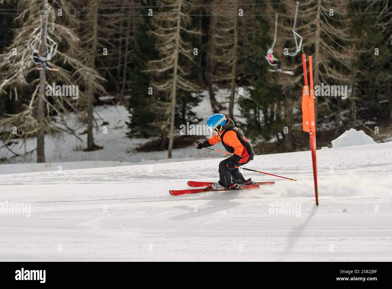 Groupe de personnes skiant dans les montagnes par une journée ensoleillée d'hiver. Cours de ski avec instructeurs locaux. Les enfants apprennent à skier avec un moniteur. Enfants Banque D'Images