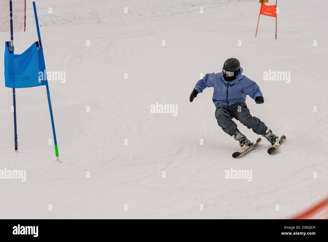 Groupe de personnes skiant dans les montagnes par une journée ensoleillée d'hiver. Cours de ski avec instructeurs locaux. Les enfants apprennent à skier avec un moniteur. Enfants Banque D'Images