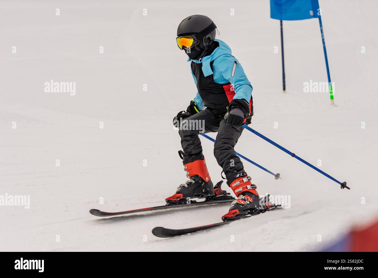 Groupe de personnes skiant dans les montagnes par une journée ensoleillée d'hiver. Cours de ski avec instructeurs locaux. Les enfants apprennent à skier avec un moniteur. Enfants Banque D'Images
