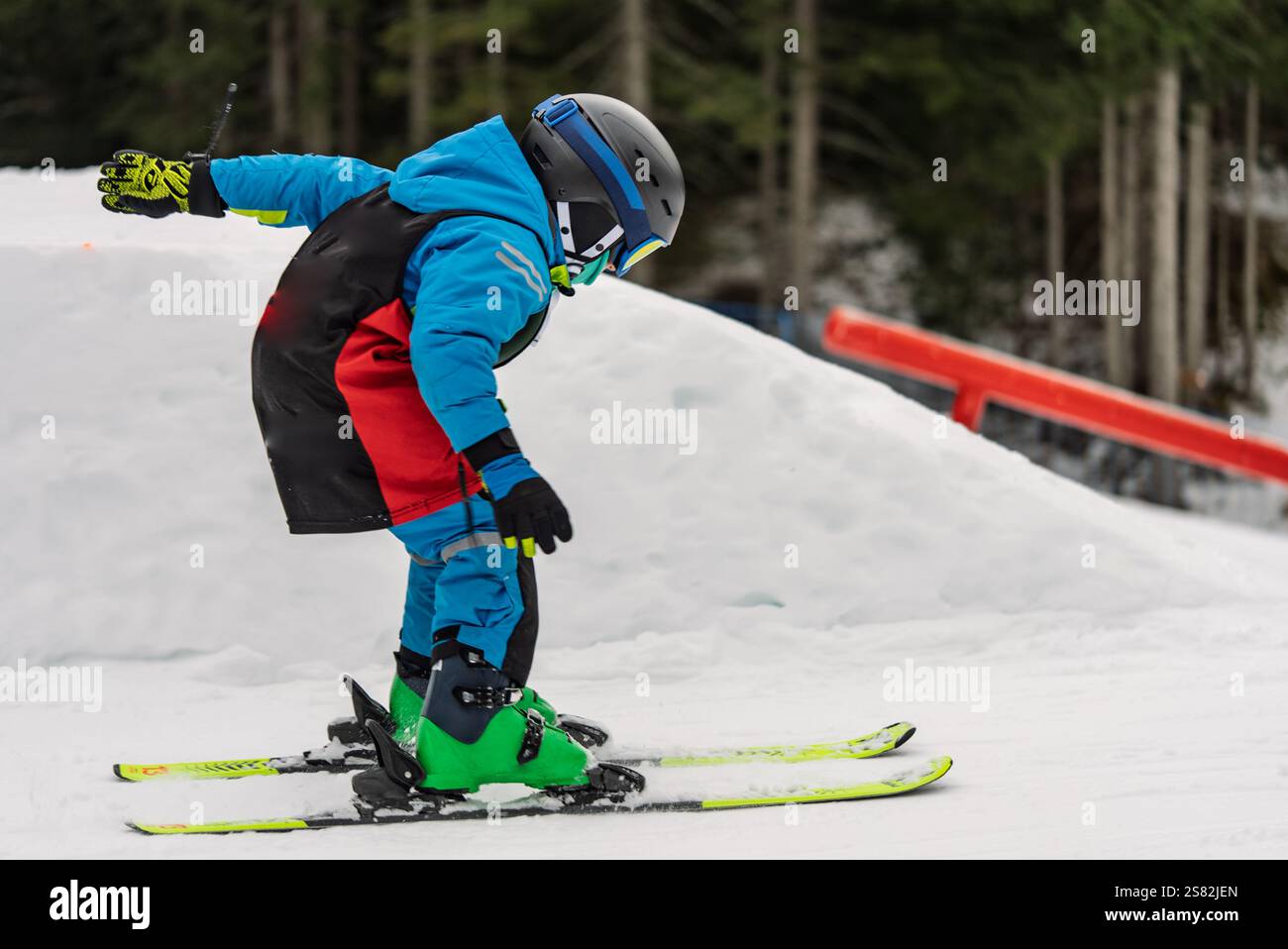 Groupe de personnes skiant dans les montagnes par une journée ensoleillée d'hiver. Cours de ski avec instructeurs locaux. Les enfants apprennent à skier avec un moniteur. Enfants Banque D'Images
