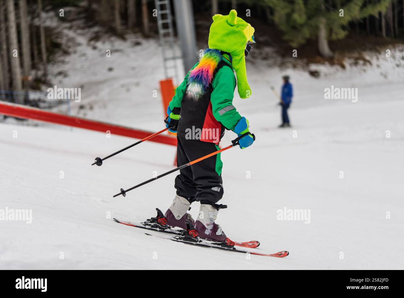 Groupe de personnes skiant dans les montagnes par une journée ensoleillée d'hiver. Cours de ski avec instructeurs locaux. Les enfants apprennent à skier avec un moniteur. Enfants Banque D'Images