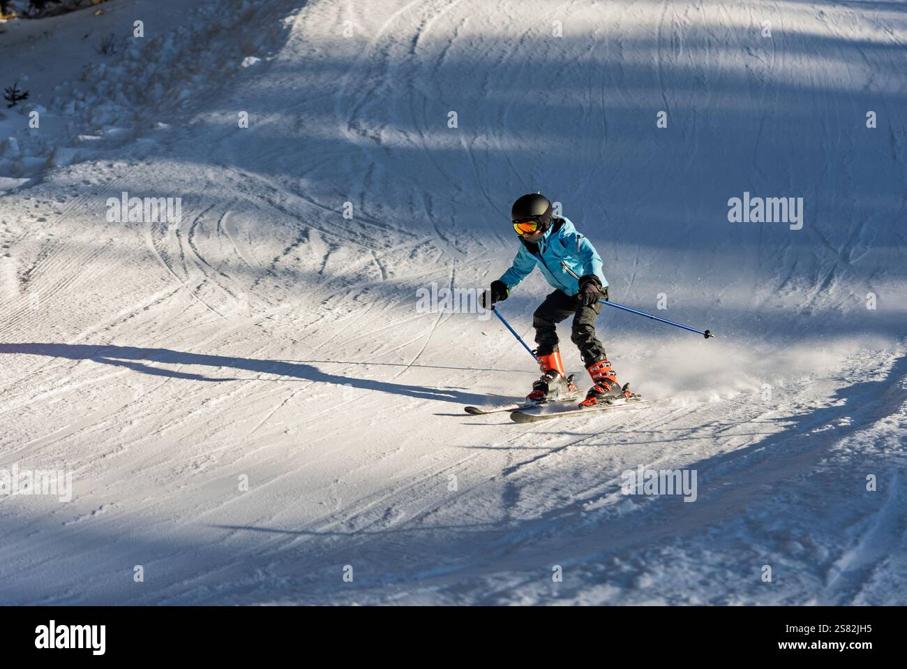 Groupe de personnes skiant dans les montagnes par une journée ensoleillée d'hiver. Cours de ski avec instructeurs locaux. Les enfants apprennent à skier avec un moniteur. Enfants Banque D'Images