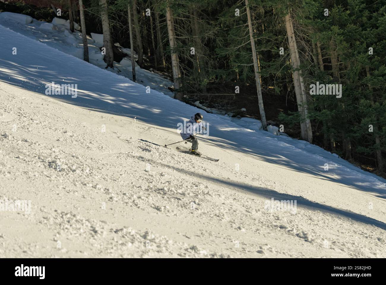 Groupe de personnes skiant dans les montagnes par une journée ensoleillée d'hiver. Cours de ski avec instructeurs locaux. Les enfants apprennent à skier avec un moniteur. Enfants Banque D'Images