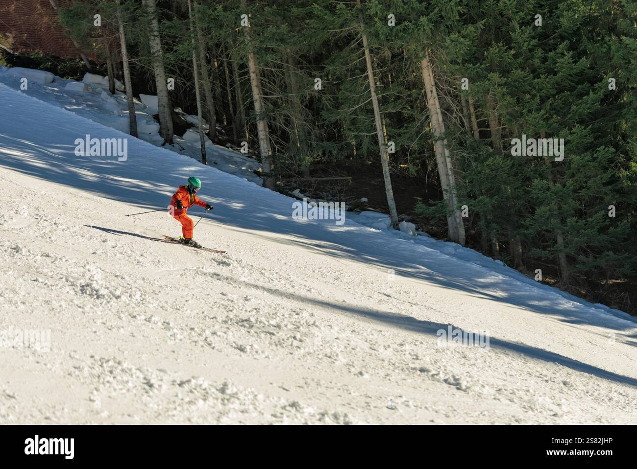 Groupe de personnes skiant dans les montagnes par une journée ensoleillée d'hiver. Cours de ski avec instructeurs locaux. Les enfants apprennent à skier avec un moniteur. Enfants Banque D'Images