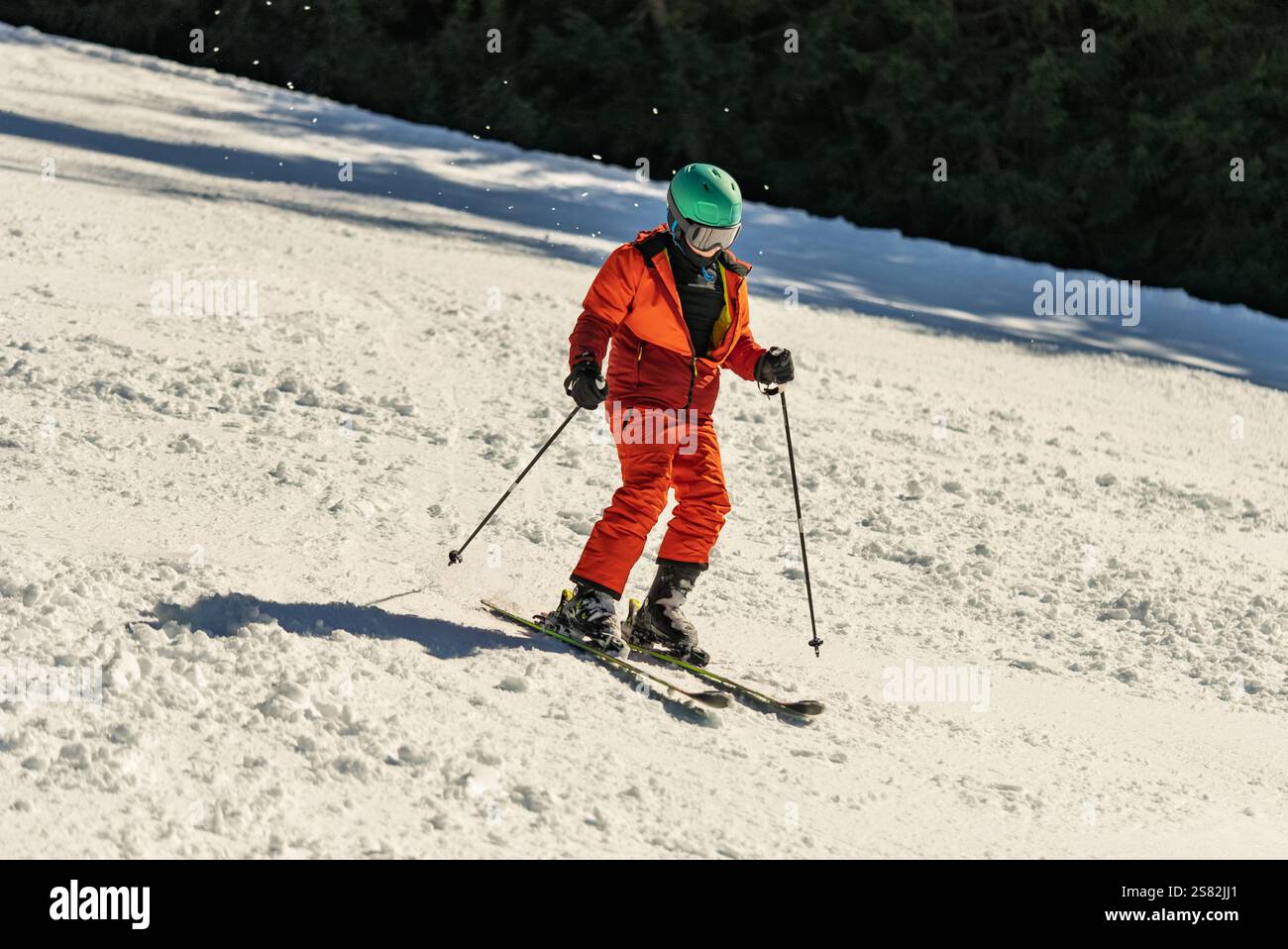 Groupe de personnes skiant dans les montagnes par une journée ensoleillée d'hiver. Cours de ski avec instructeurs locaux. Les enfants apprennent à skier avec un moniteur. Enfants Banque D'Images