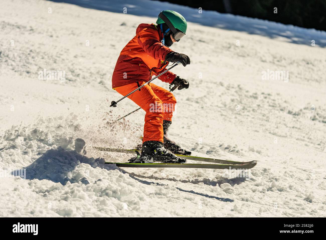 Groupe de personnes skiant dans les montagnes par une journée ensoleillée d'hiver. Cours de ski avec instructeurs locaux. Les enfants apprennent à skier avec un moniteur. Enfants Banque D'Images
