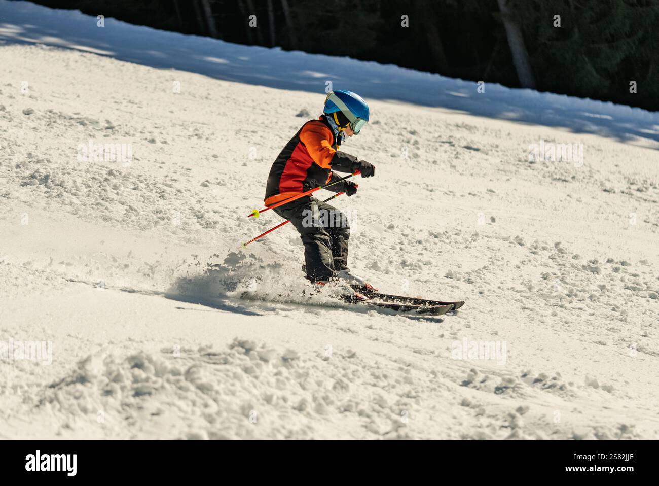 Groupe de personnes skiant dans les montagnes par une journée ensoleillée d'hiver. Cours de ski avec instructeurs locaux. Les enfants apprennent à skier avec un moniteur. Enfants Banque D'Images